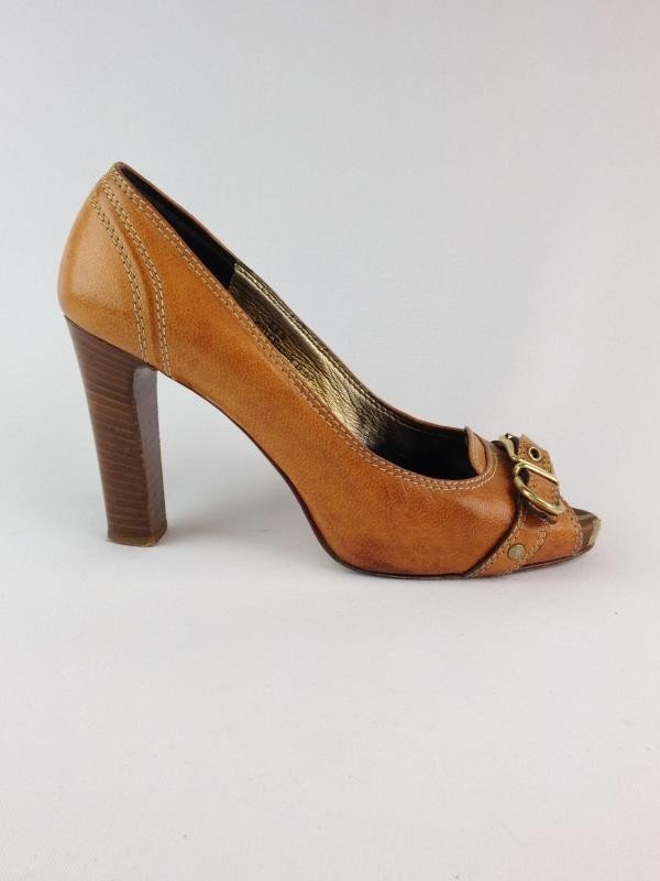 PEEP TOE COACH CARAMELO