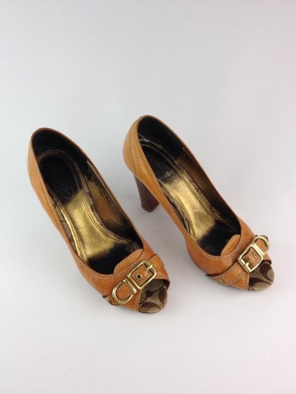 PEEP TOE COACH CARAMELO
