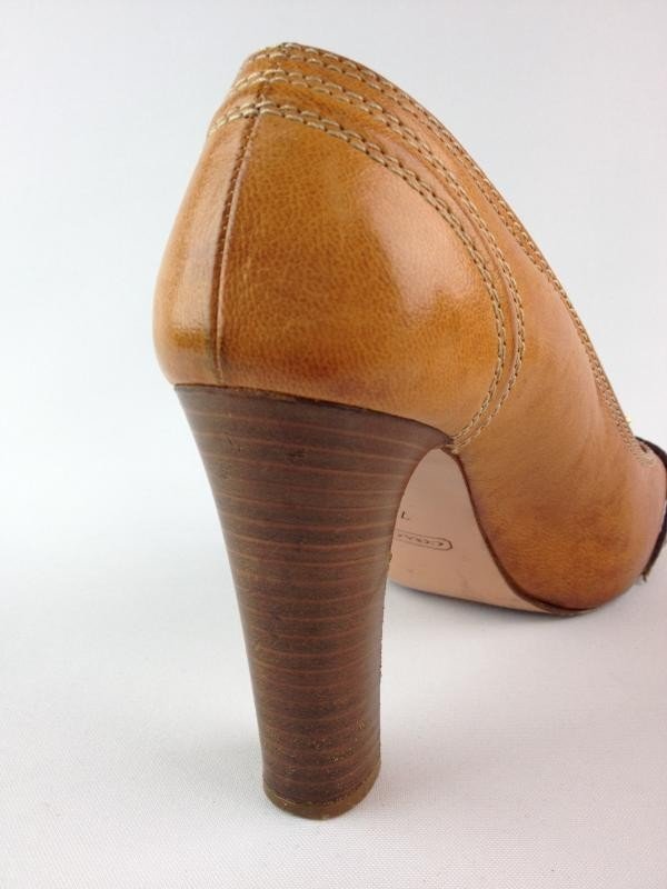 PEEP TOE COACH CARAMELO