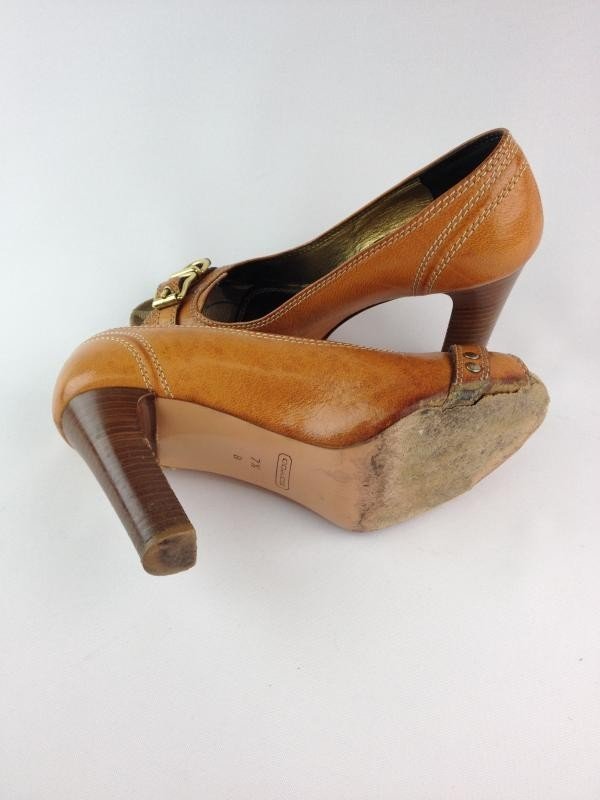 PEEP TOE COACH CARAMELO