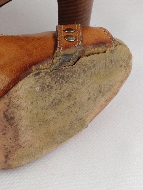 PEEP TOE COACH CARAMELO
