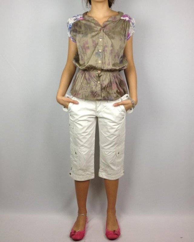 BLUSA COM RENDAS NOS OMBROS