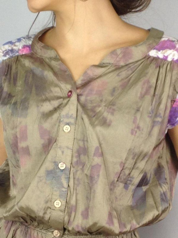 BLUSA COM RENDAS NOS OMBROS