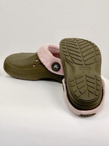 CROCS COM PELE SINTÉTICA