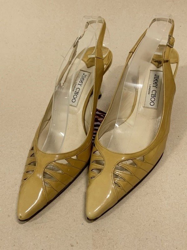 SAPATO JIMMY CHOO DE VERNIZ CARAMELO