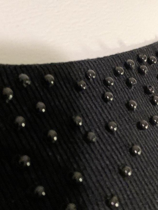 BLUSA CYRUS COM APLICAÇÕES DE BOLINHAS NO DECOTE